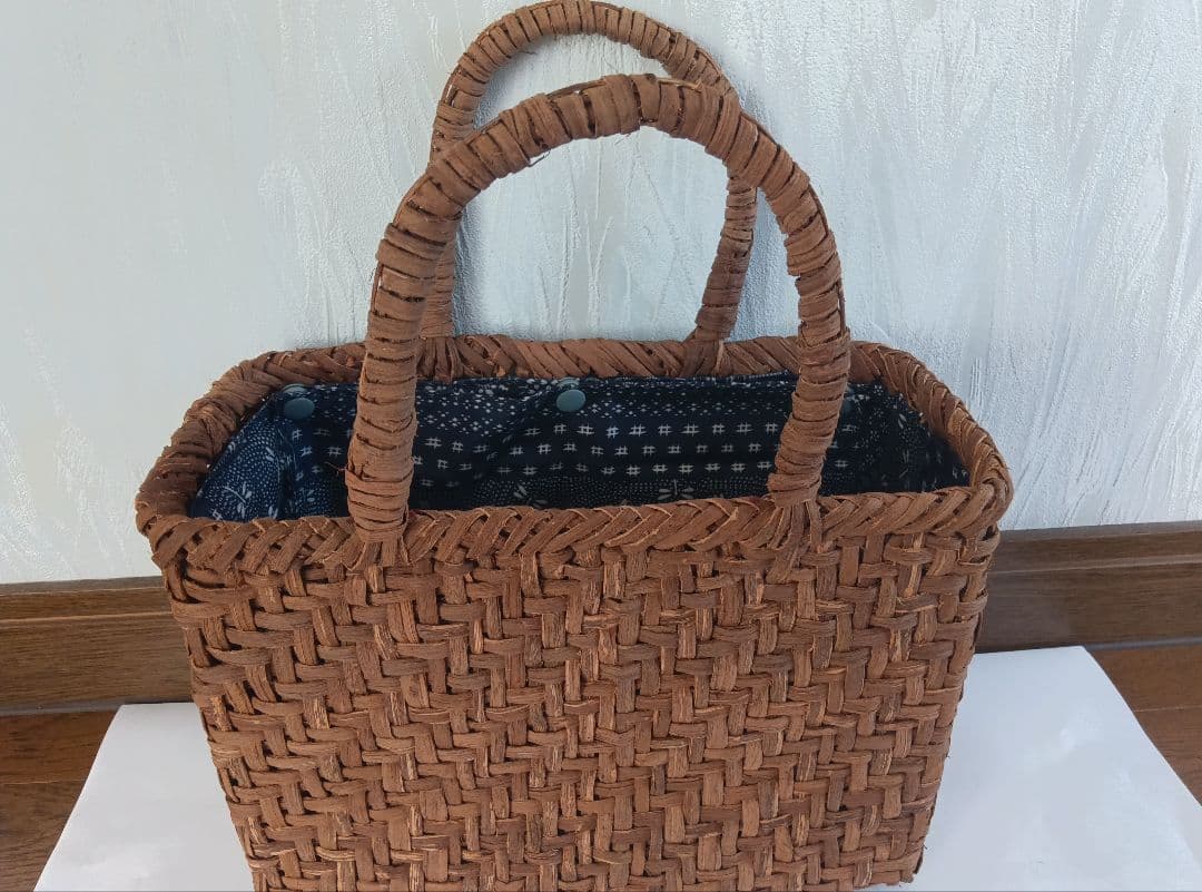 天然山ぶどう（皮） 手編み、あじろあみです。