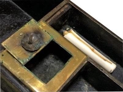 【 江戸期行灯道具箱 】　木彫本漆塗　十六弁二重菊・五七桐紋　火箸芯切り和蠟燭付
