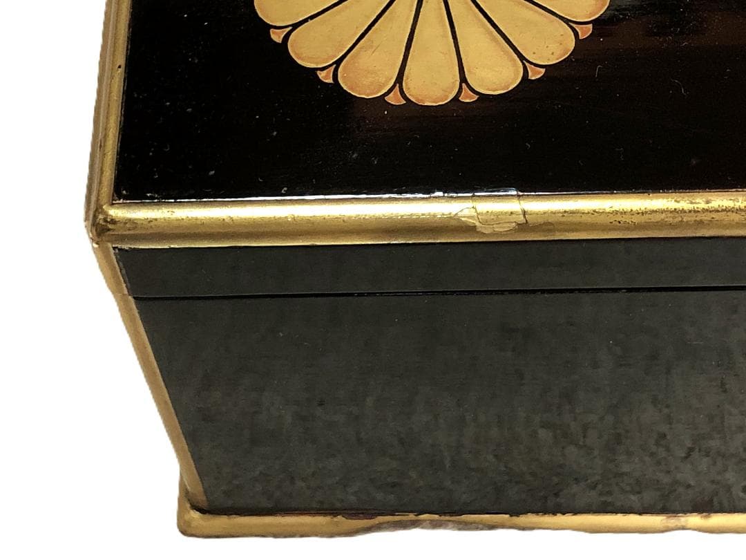 【 江戸期行灯道具箱 】　木彫本漆塗　十六弁二重菊・五七桐紋　火箸芯切り和蠟燭付