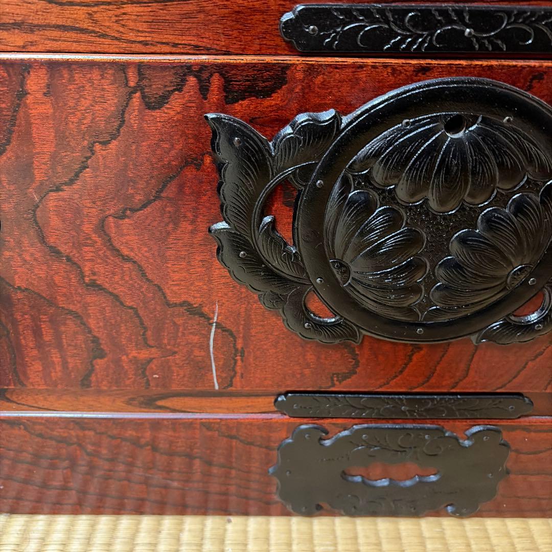 伝統的な日本の木製箪笥