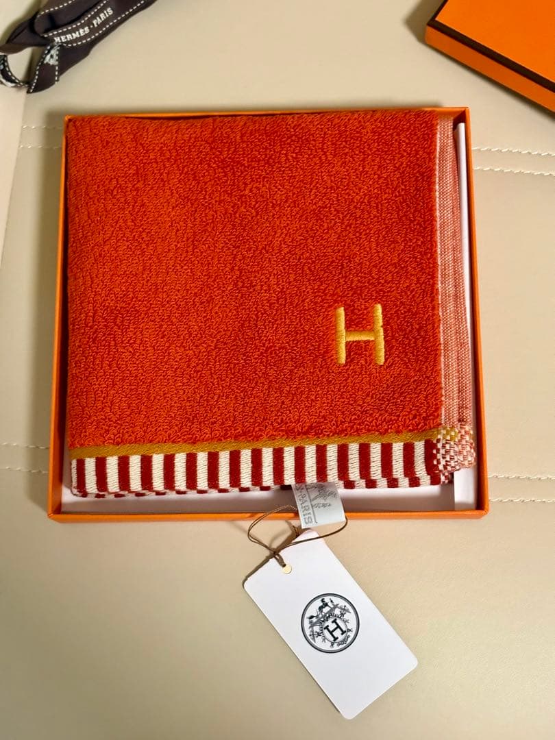 【新品タグ付き】 HERMES カレ・タオル 《ヴィス・ヴェルサ》　オレンジ