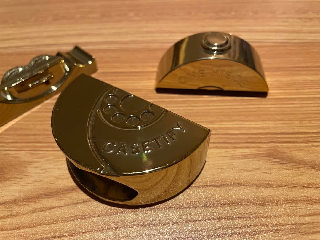 CASETiFY カタツムリ型イヤホンケース ゴールド