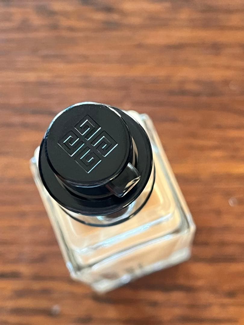 ファンデーション Givenchy Glow Serum Foundation 4N