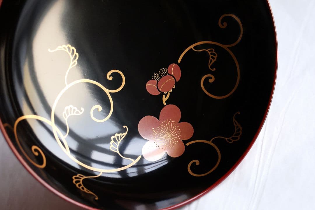 【MA488】漆芸 木製漆器 梅唐草蒔絵 木皿 五客 11.9cm 黒塗 溜塗