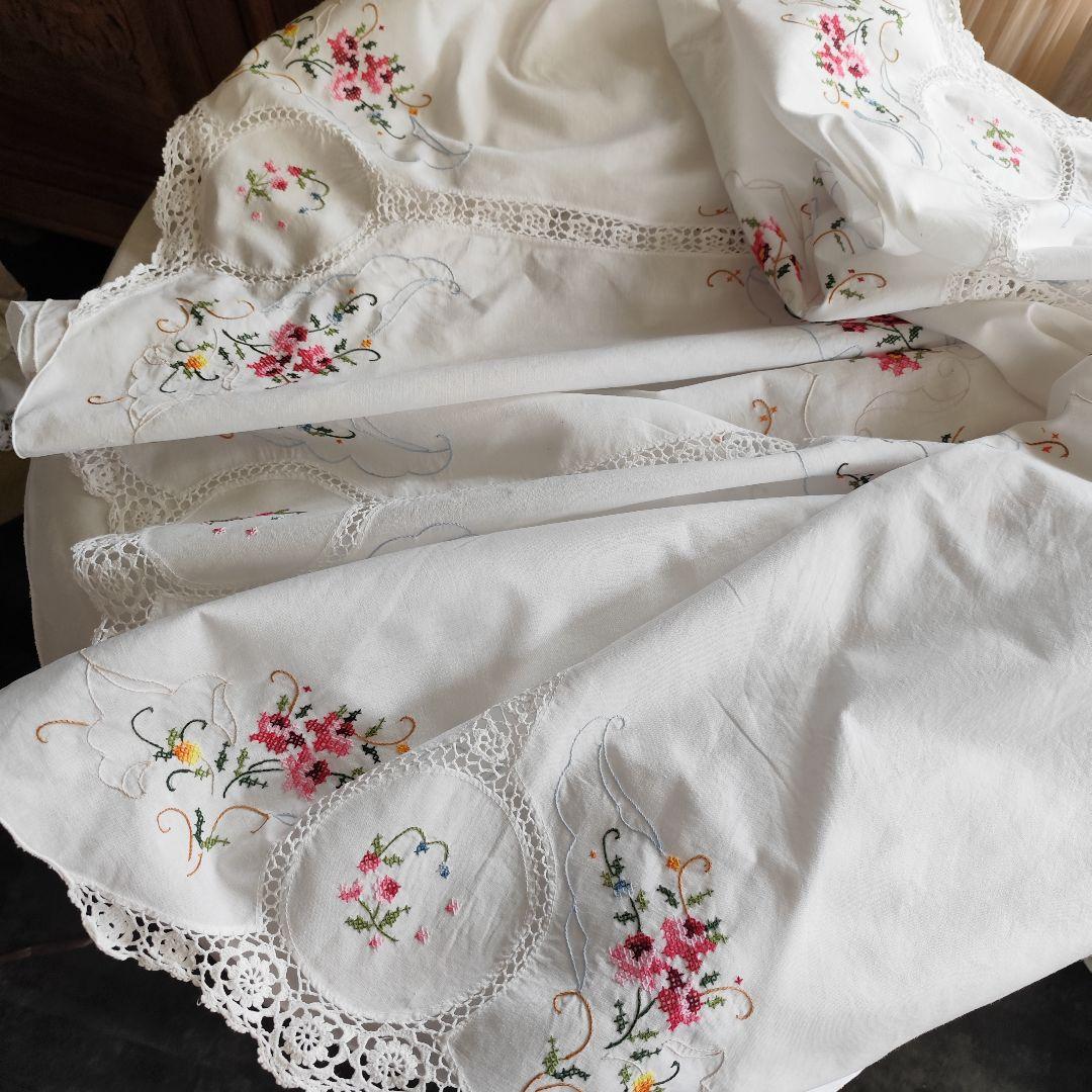 イギリスヴィンテージ　色糸手刺繍　編みレース繋ぎ　円形クロス