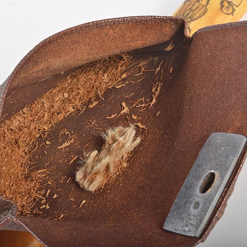 eee　彫金鳥文斑竹羅宇配管獣骨製人物刻配管入革製煙草入緒締玉BR6225