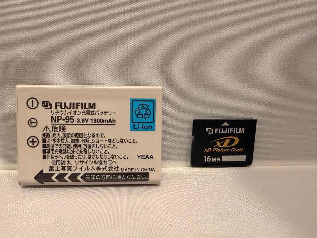Fujifilm FinePix F30 デジタルカメラ　XDカード付きB