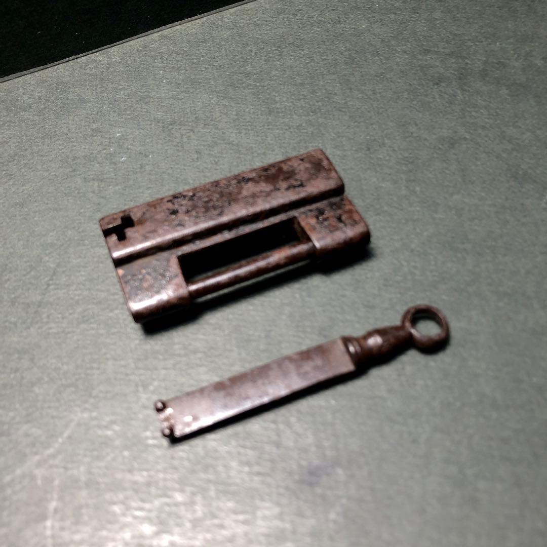 江戸時代　小型　和錠　錠前鉄製　アンティーク金属製鍵 作動品