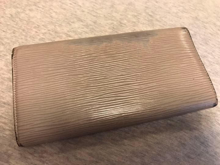 ルイヴィトン LOUIS VUITTON 長財布 エピ　ポルトフォイユエピ サラ