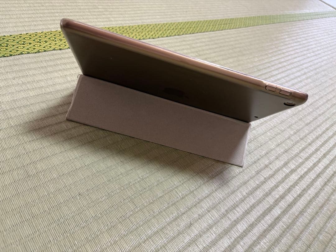 iPad 第５世代 32G ゴールド 本体 カバー付き