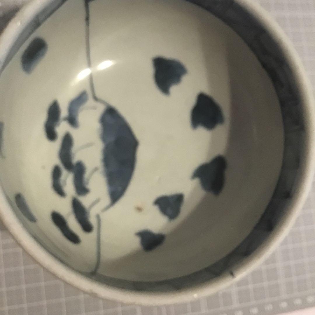 青い花模様の高脚ボウル　高台、陶器アンティーク、茶碗　年代物￼