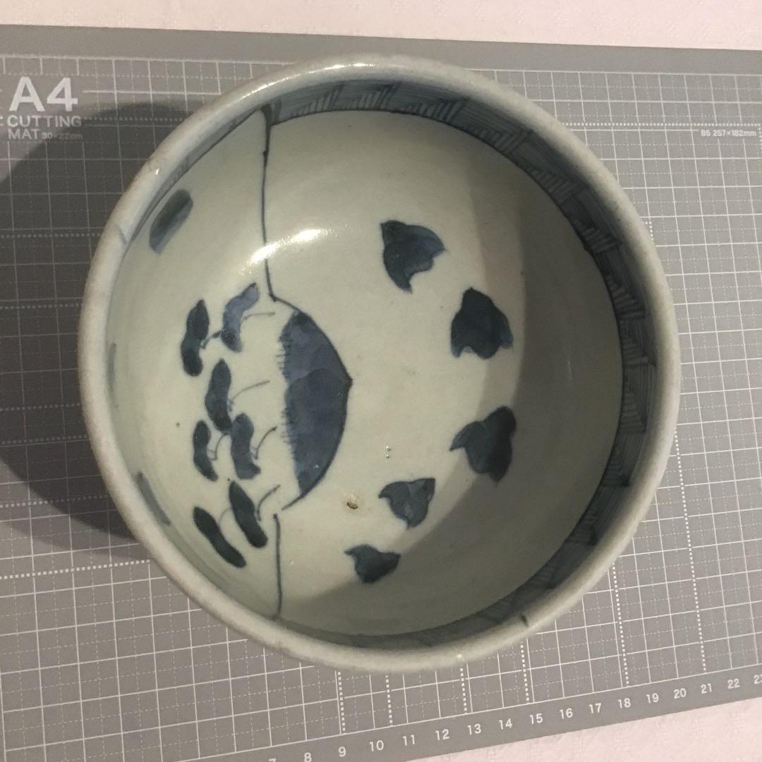 青い花模様の高脚ボウル　高台、陶器アンティーク、茶碗　年代物￼