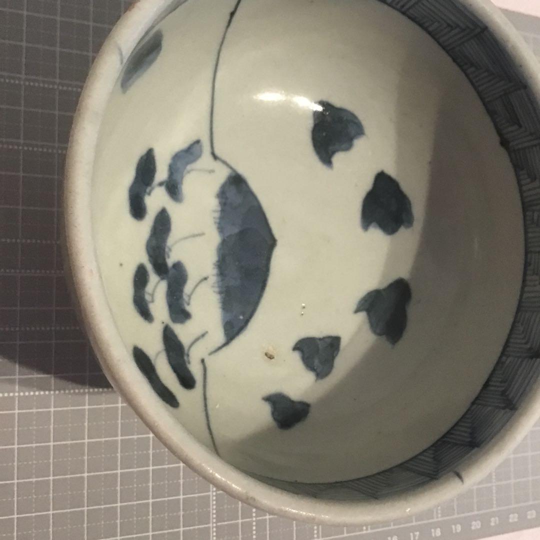 青い花模様の高脚ボウル　高台、陶器アンティーク、茶碗　年代物￼
