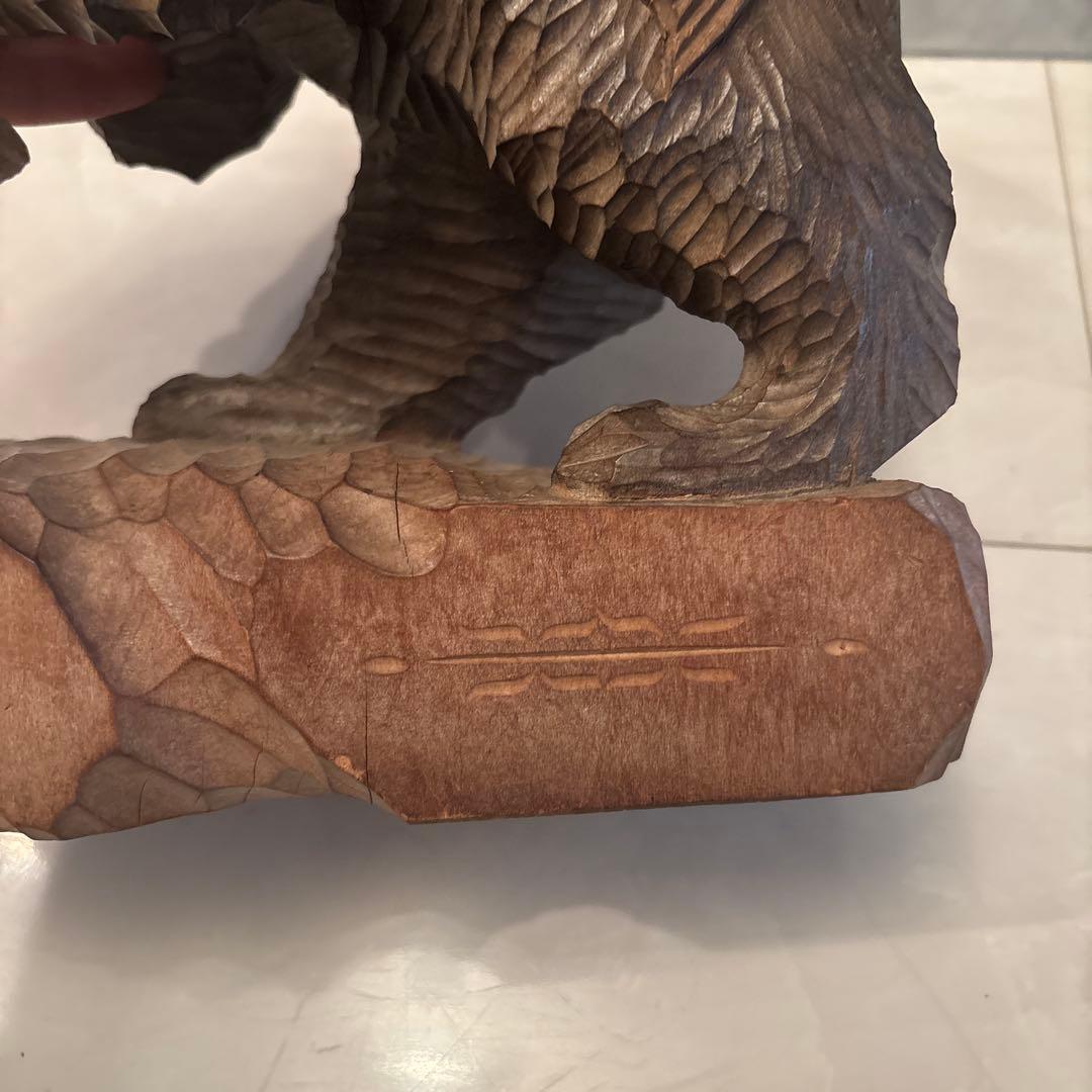 アイヌビンテージ1960年ガラス眼が神秘的に輝き、お茶目なクマの彫刻