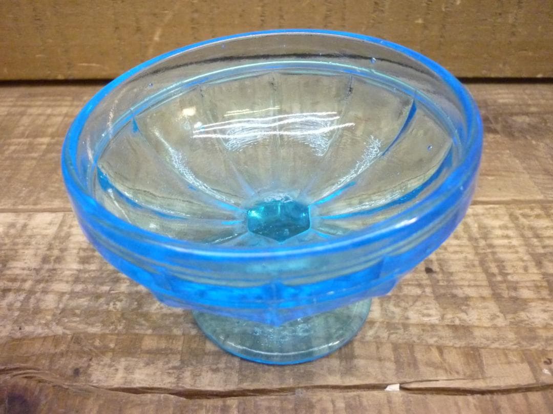 大正～昭和初期 ウランガラス 氷コップ ブルー 気泡 発光 不格好 G16745