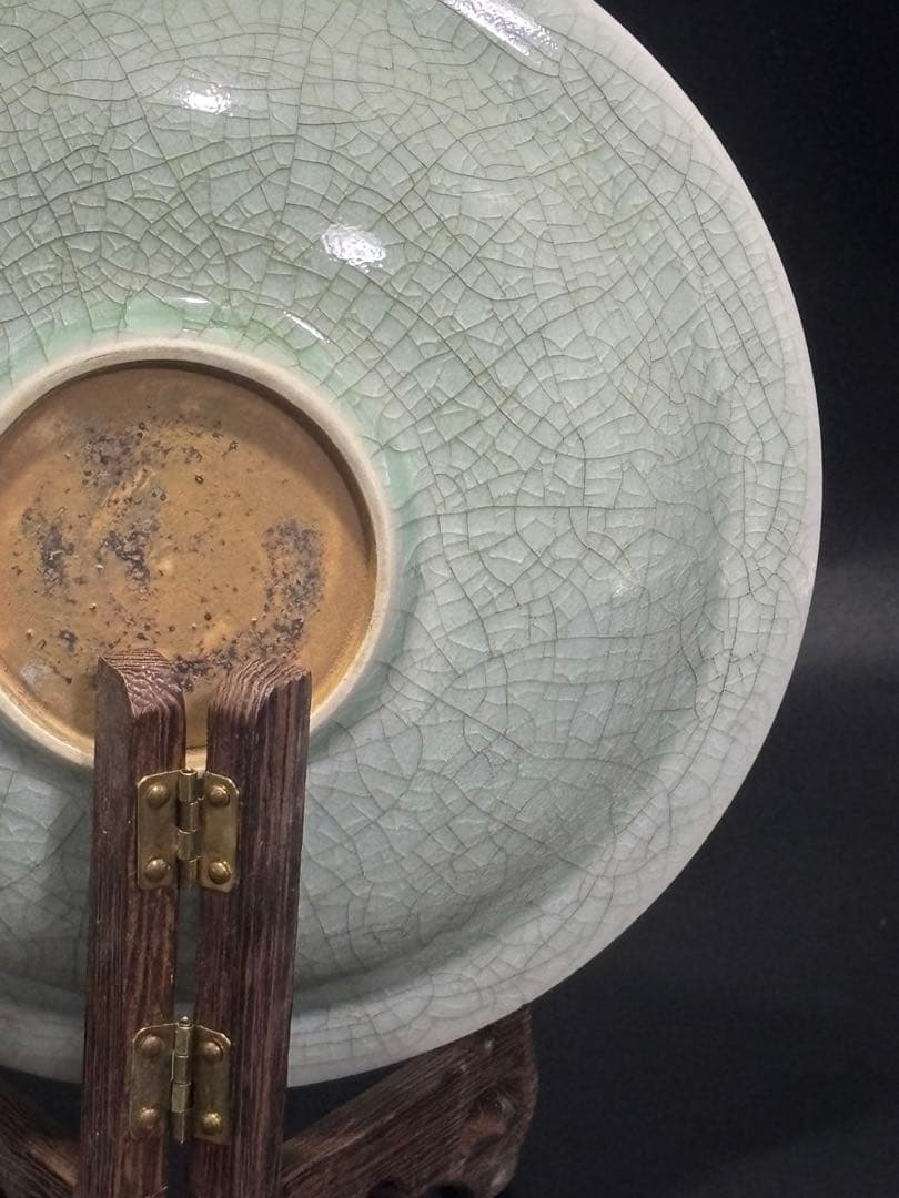 中国　淡い緑色のひび割れ模様の陶器皿