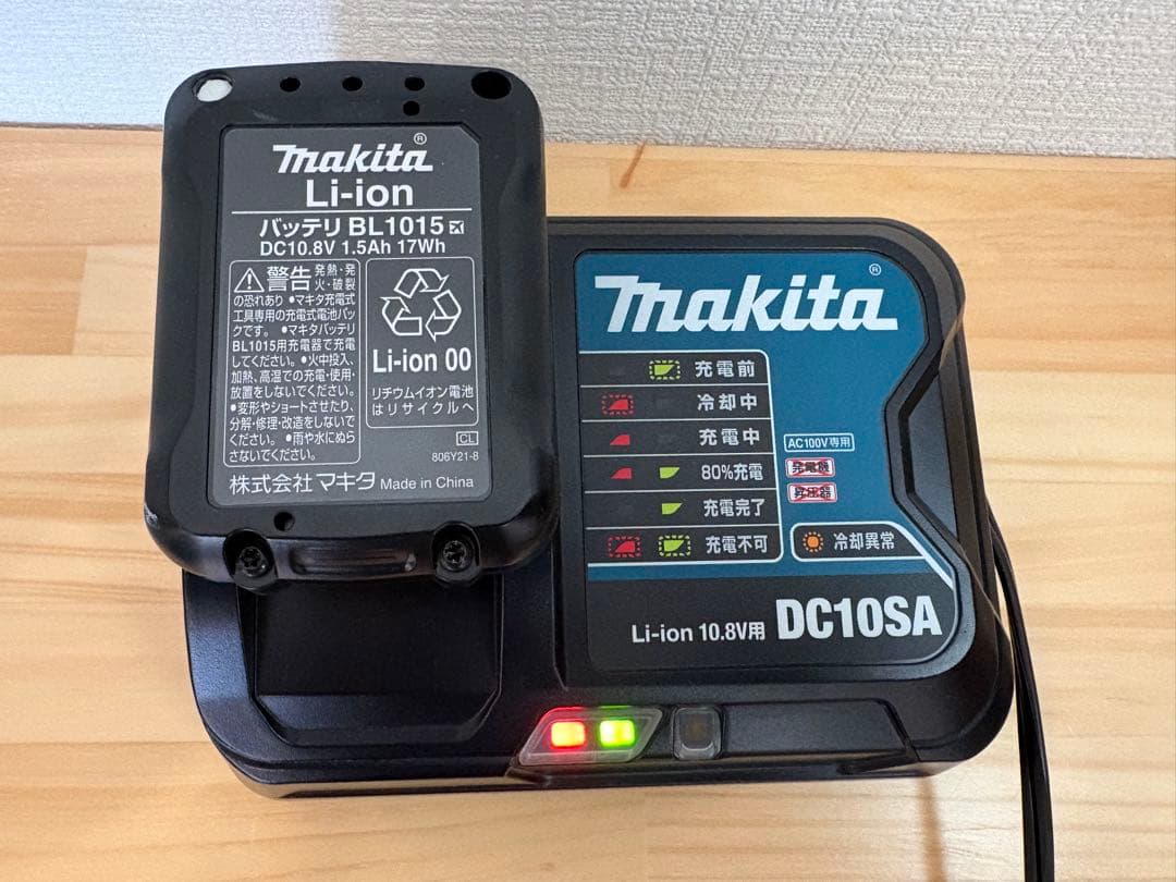 マキタ掃除機　10.8v CL107FDSHW （洗浄済）