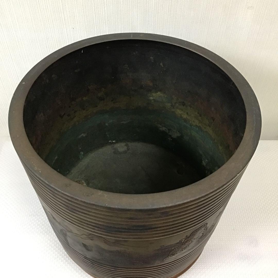 銅製　火鉢 山と建物の彫刻