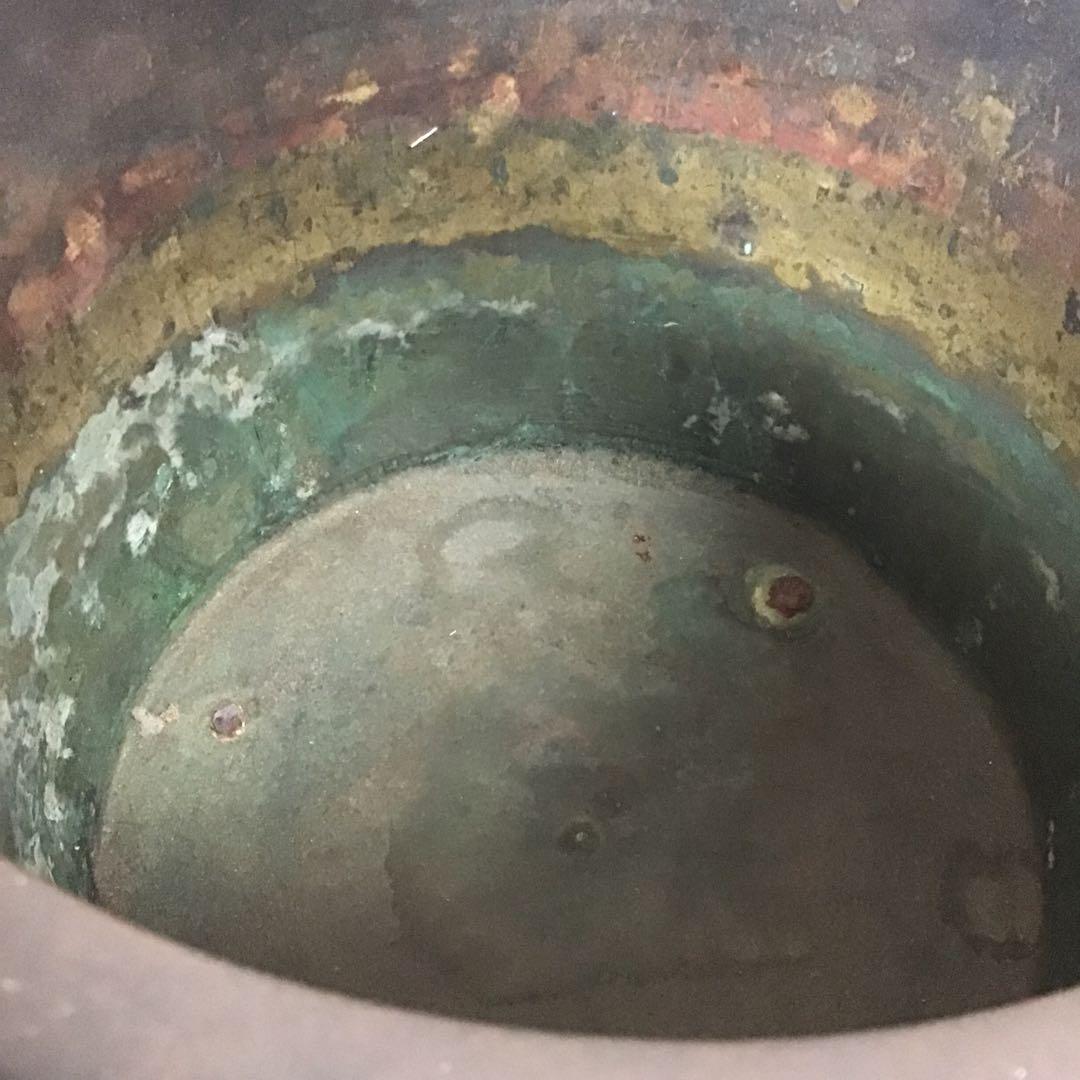 銅製　火鉢 山と建物の彫刻