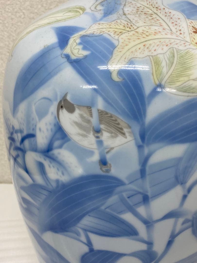 3-3290 深川製磁による百合と雀の官窯染付花瓶