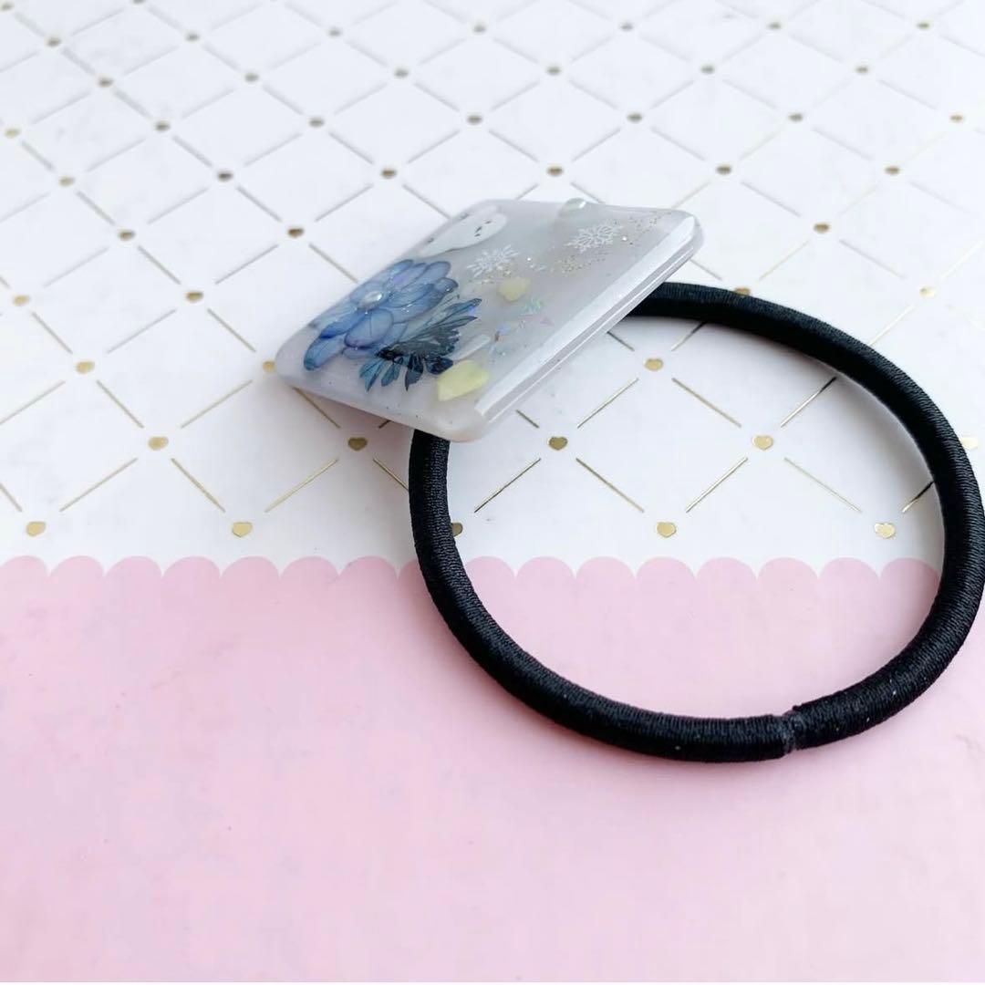 【3410】シマエナガ スクエア型ヘアゴム ユーフォルビアと紫陽花 雪の結晶