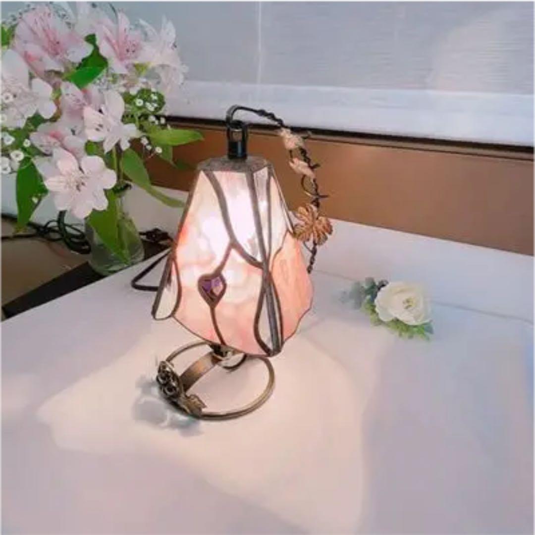 ステンドグラスのランプ