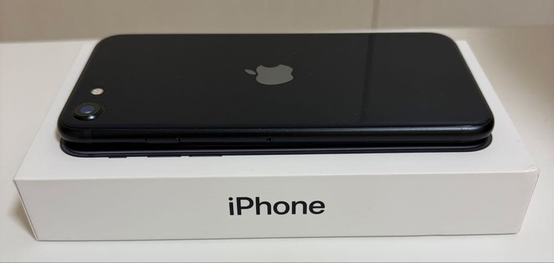 iPhone SE (第3世代) ブラック + ケーブル