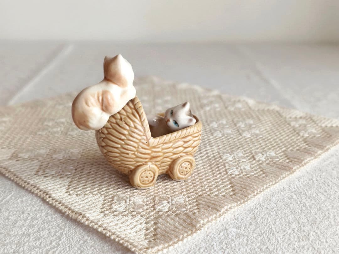 * pottery cats ୨୧* カゴのベビーカーに入った ネコちゃんたち