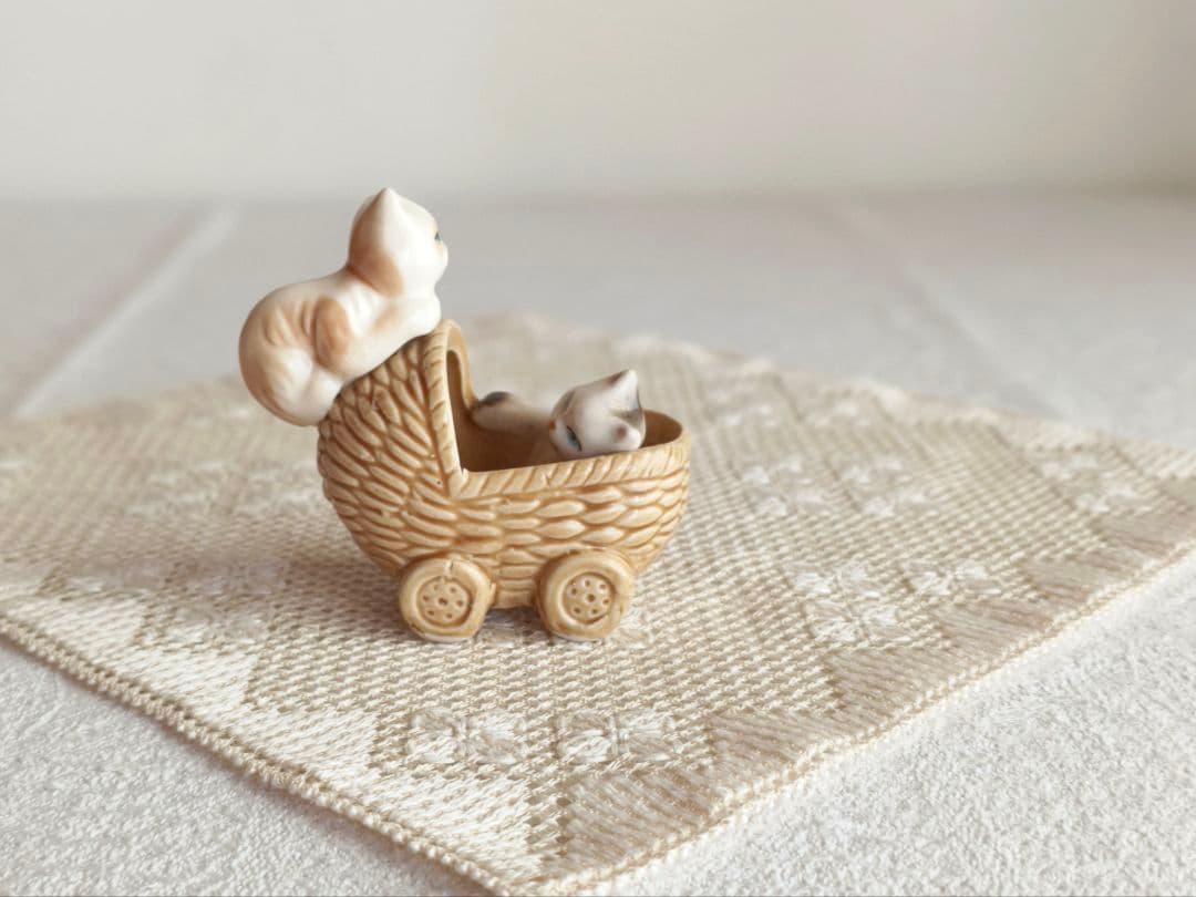 * pottery cats ୨୧* カゴのベビーカーに入った ネコちゃんたち