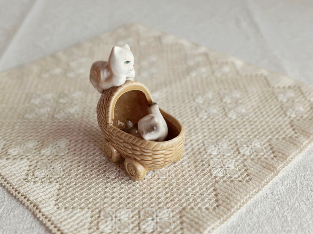 * pottery cats ୨୧* カゴのベビーカーに入った ネコちゃんたち