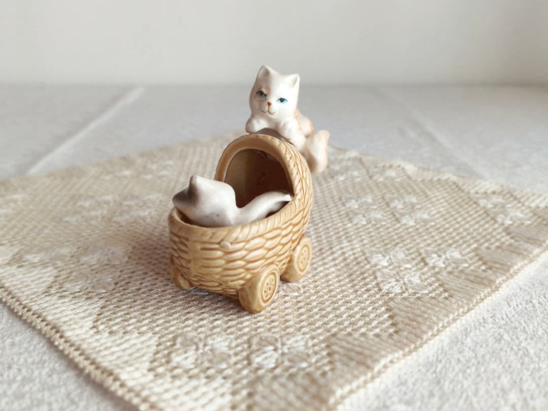 * pottery cats ୨୧* カゴのベビーカーに入った ネコちゃんたち