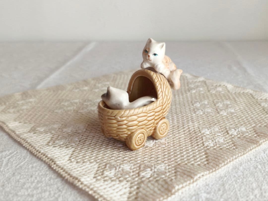 * pottery cats ୨୧* カゴのベビーカーに入った ネコちゃんたち