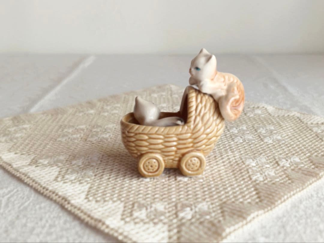 * pottery cats ୨୧* カゴのベビーカーに入った ネコちゃんたち