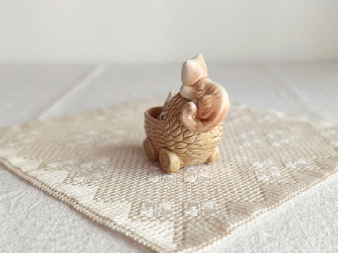 * pottery cats ୨୧* カゴのベビーカーに入った ネコちゃんたち
