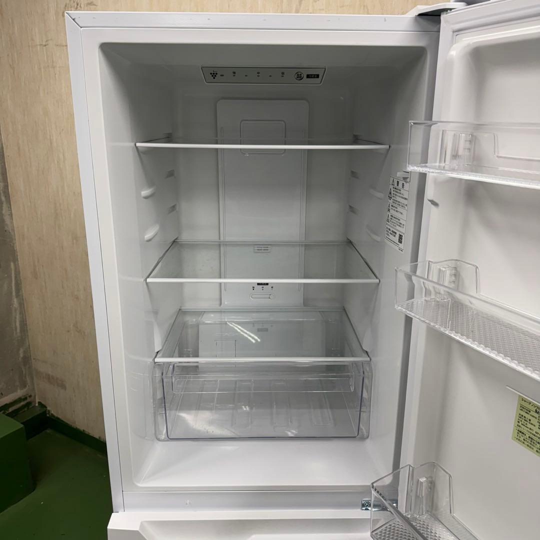 640 SHARP 中型冷蔵庫　200L強　小型　一人暮らし　右開き　2ドア