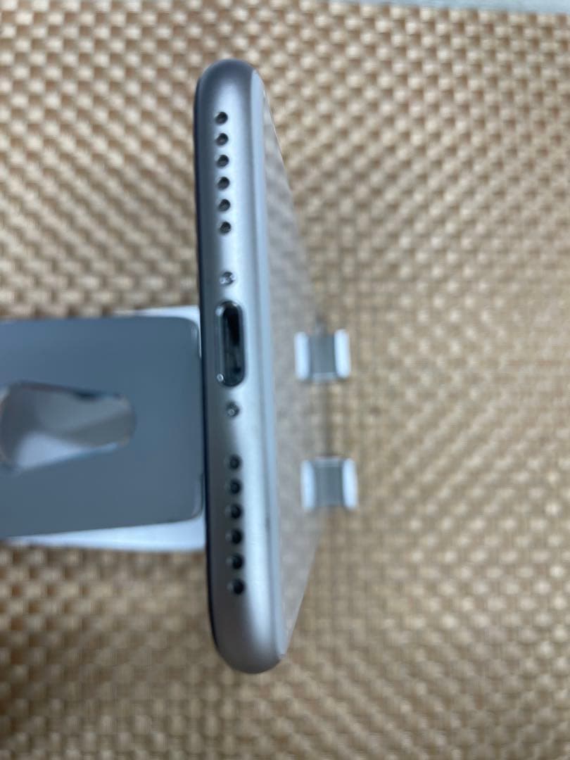 iPhone SE第3世代 64GB スターライトSIMフリー【2701】