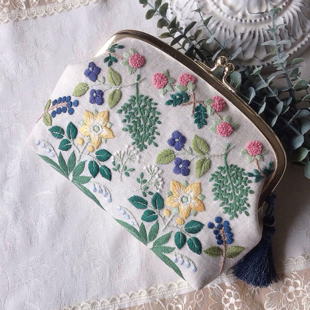 春めく季節のがま口ポーチ　手刺繍　ハンドメイド