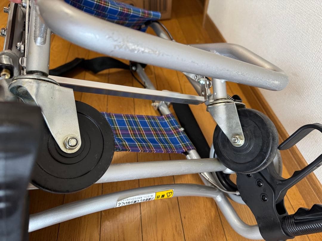 軽量　コンパクト車椅子　折りたたみ