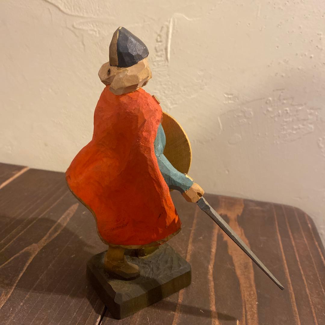 ノルウェー　剣士木彫　人形　HENNING Wood Carving へニング
