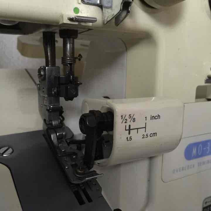 お値下げ！ヽ( ´ ▽ ` )ノＪＵＫＩ ロックミシン ３本糸 MO-313