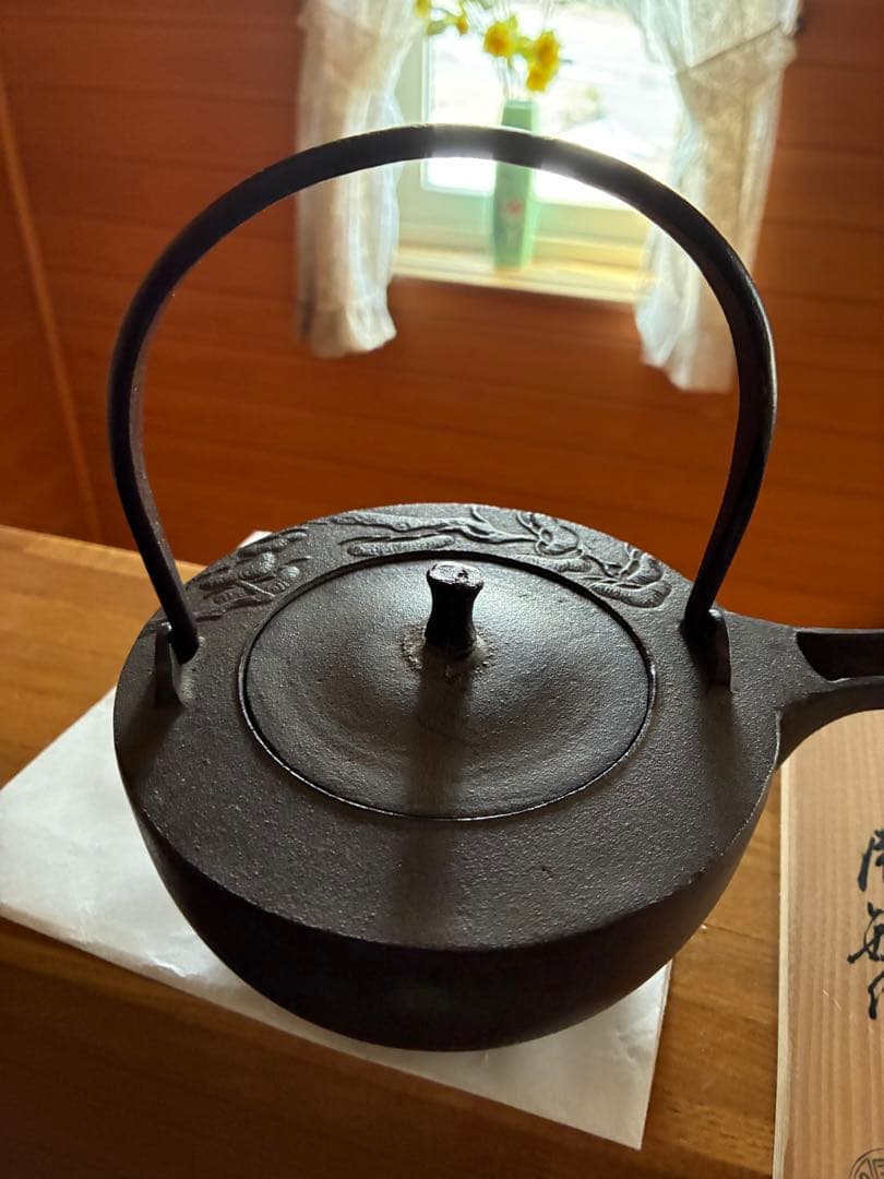 中型 鉄瓶 黒 装飾的な模様