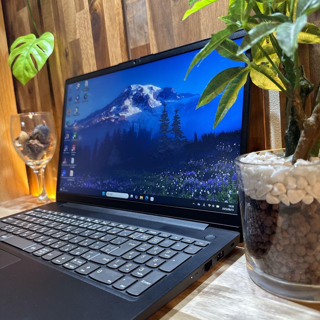 準美品 2023年発売‼️Lenovo V15☘メモリ16GB☘ノートパソコン
