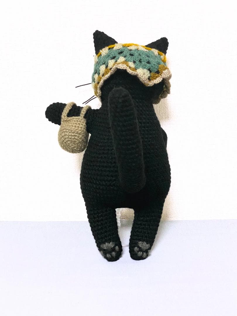 いちご摘みの黒猫さんのあみぐるみ