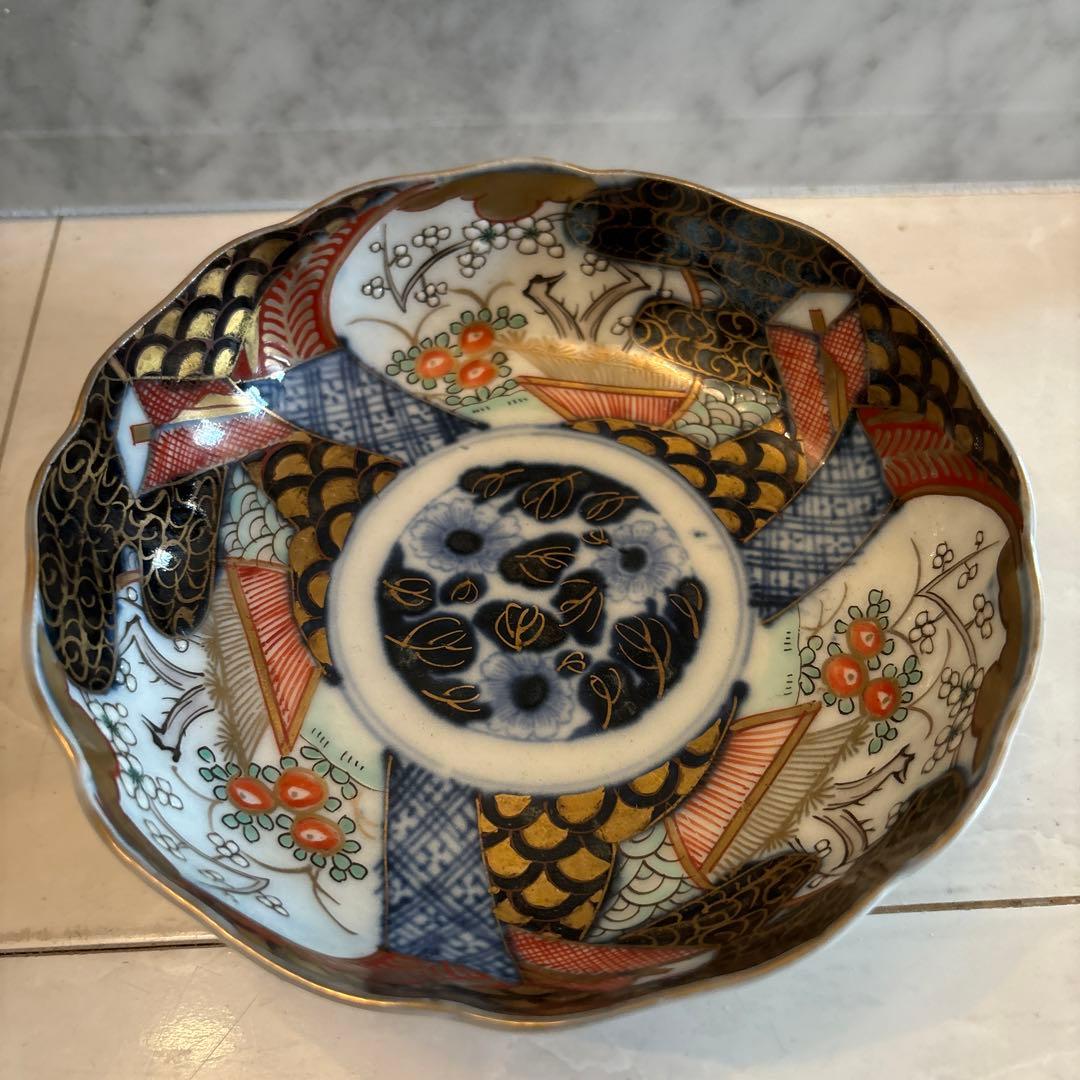 江戸後期　手描きのお花や幾何学模様が秀逸で金彩も美しい豪華絢爛な古伊万里ボウル
