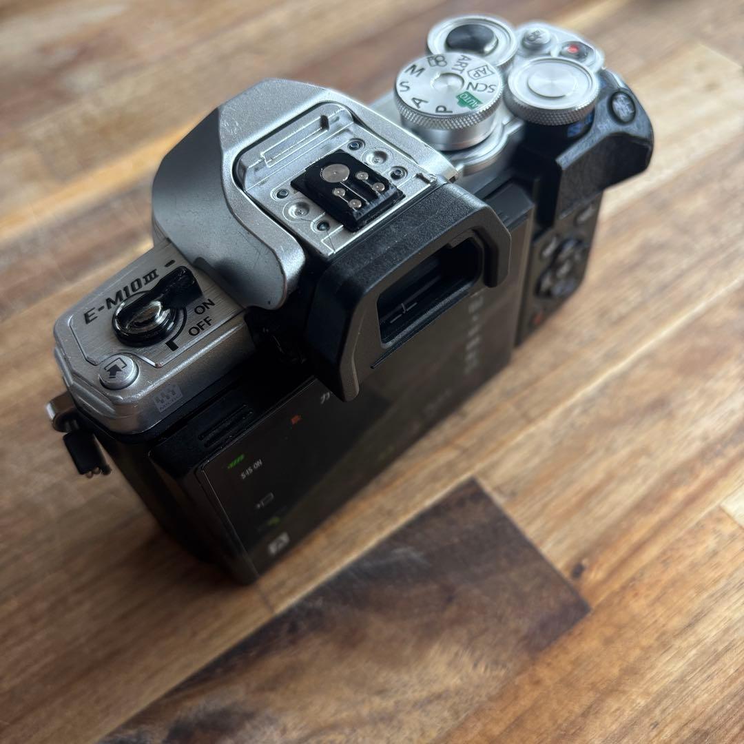 olympus om-d e-m10 mark iii 単焦点　ズームレンズ