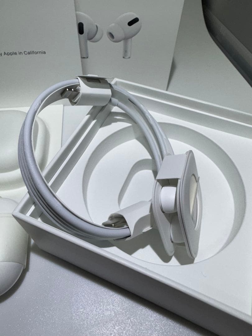 Mukhamad Azi 外箱・付属品有★AirPods PRO 第一世代