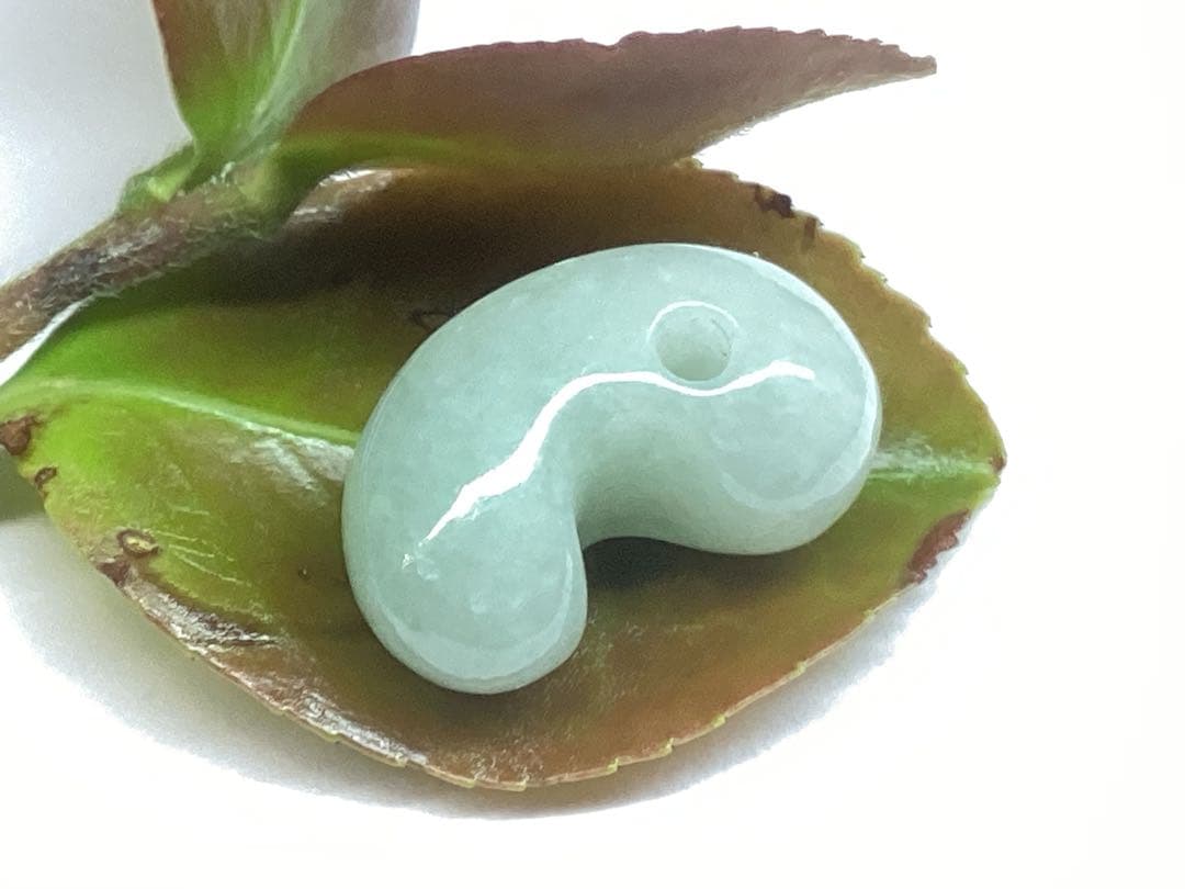 ✳親方おすすめ‼️ 極上氷肌目*アイスジェイド　糸魚川翡翠勾玉　本物の守護石を‼️