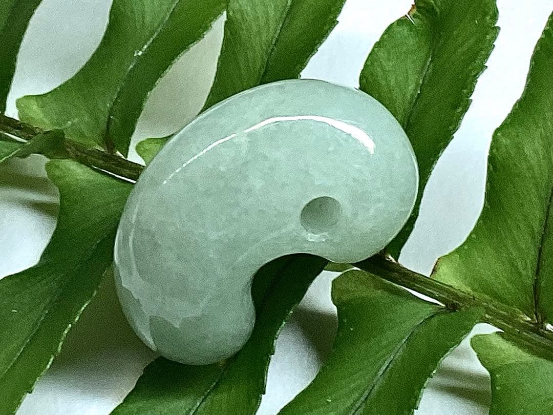 ✳親方おすすめ‼️ 極上氷肌目*アイスジェイド　糸魚川翡翠勾玉　本物の守護石を‼️