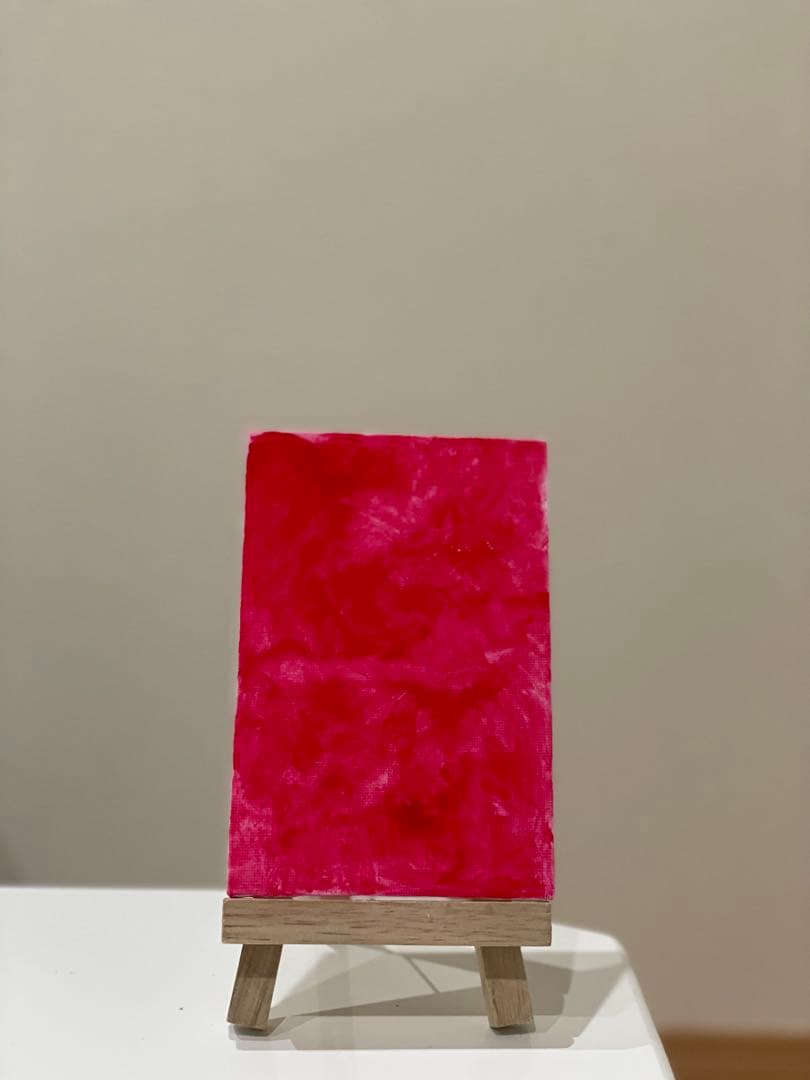 鮮やかなピンクの抽象画