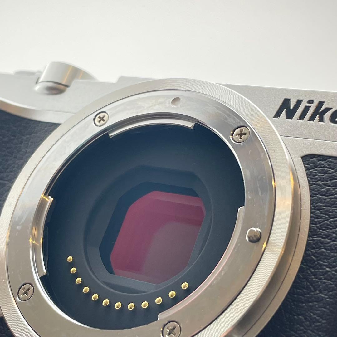 【極上美品・返品保証】Nikon1 J5シルバー 標準レンズキット